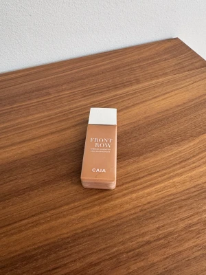 Front Row Foundation från CAIA - Är helt ny och oöppnad. Färgen är 4W - Medium med varm underton. Nypris är 375 kr.
