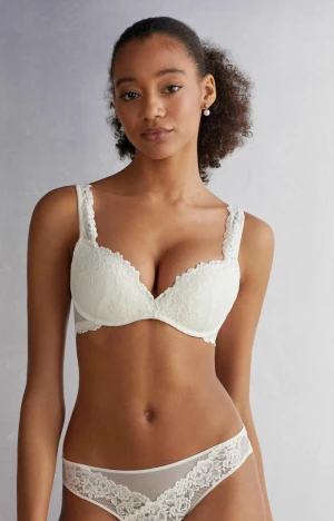 Intimissimi bh vit - Säljer en vit bh med spetsdetaljer ifrån intimissimi. Bh:n har vadderade kupor, spets på axelbanden och längs kanterna, samt en feminin v-ringning. Axelbanden är justerbara och ryggen har klassisk knäppning. Perfekt för dig som gillar romantisk stil. 