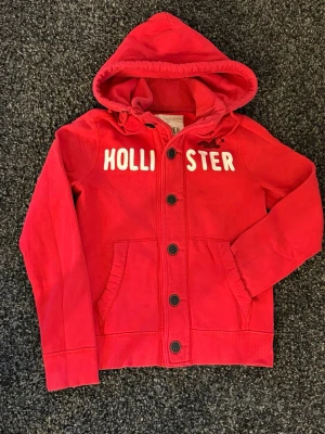Hollister cardigan~sällsynt  - Säljer nu denna väldigt eftertraktade hollister cardiganen. Skick 8/10, sjukt snygg och unik. Denna blir såld fort så skynda! Obs går ner i pris vid snabb affär! 