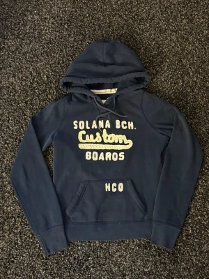Hollister hoodie~sällsynt M=xs - Säljer nu denna väldigt eftertraktade hollister cardiganen. Skick 8/10, sjukt snygg och unik. Denna blir såld fort så skynda! Obs går ner i pris vid snabb affär! 