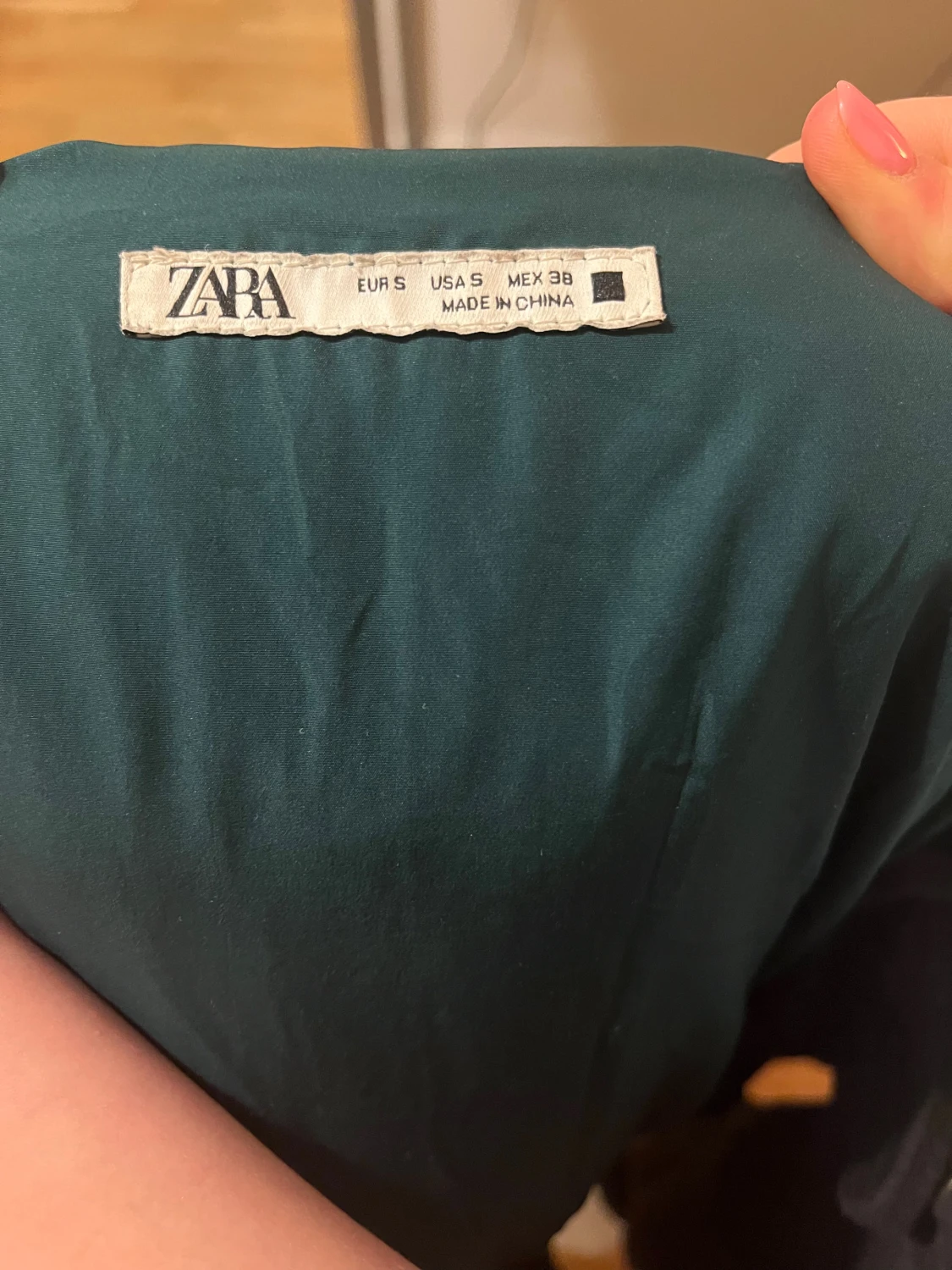 Svart pufferjacka från Zara med huva - 2