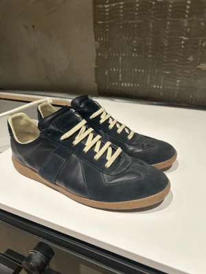 Maison Margiela Skor - Säljer mina maison margiela i stl 43. Skick: 8/10✅ sparsamt använda. Köptes här på plick. Skriv vid minsta fundering.