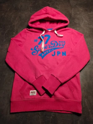 Superdry Hoddie - Jättebra skick inga konstigheter förutom att den passar XS. Färgen är som på första bilden