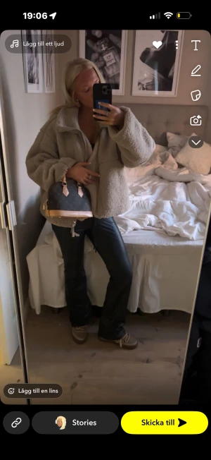 Beige teddyjacka från hm med dragkedja  - Mysig och oversized beige teddyjacka med hög krage och dragkedja framtill. Jackan har en fluffig textur och breda ärmar, perfekt för att hålla värmen under kyliga dagar. Enkel och stilren design som passar till många outfits.