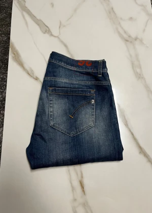 Dondup George jeans - Säljer nu ett par riktigt feta Dondup George jeans. Storlek W36 (46 cm), längd 104 cm. Om du har några funderingar så är det bara att fråga på! ❇️