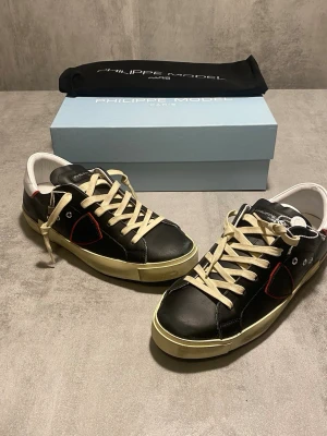 Svart Philippe Model skor  - Säljer ett par feta Philippe Model skor skor | allt oh tillkommer | skicket på skorna är 10/10 helt nya | storlek 40 | ny pris 4000: mitt pris är 1399 | skriv vid frågor och funderingar    