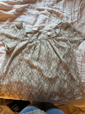 Beige mönstrad blus  - Säljer denna söta blusen som tyvärr inte kommer till användning längre. Skriv till mig om du har några frågor!💗