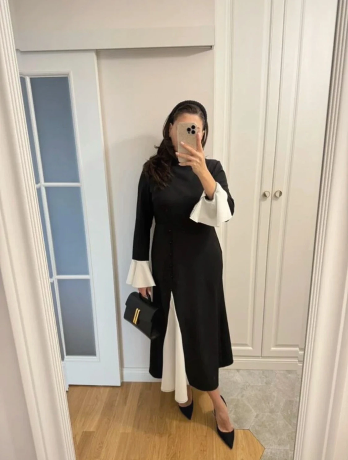 Svartvit långklänning med volangärm - 1