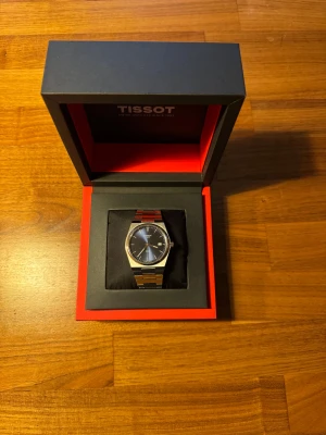 Tissot Prx Klocka Herr - Säljer nu denna underbara klocka. Enligt många en av de bästa inom marknaden under den femsiffriga prislappen. Har tagit bort 2 länkar men de tillkommer. Superfräsch men har några tecken av användning. Vid frågor, hör av dig!
