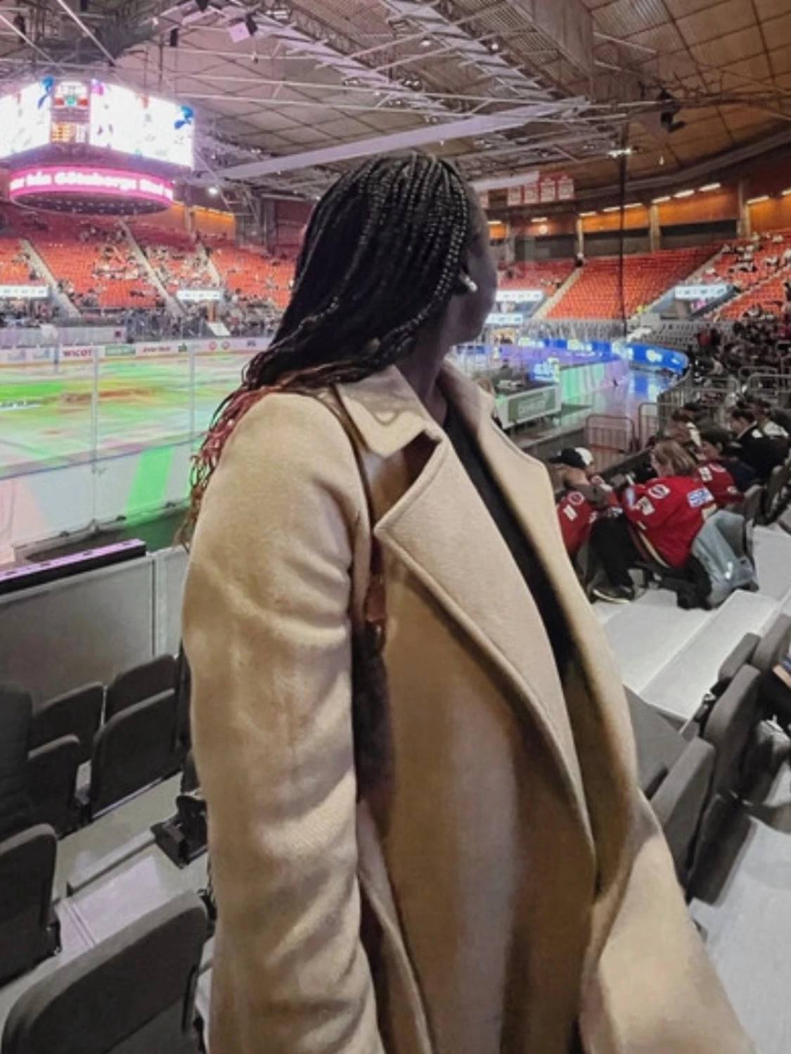 Beige kappa med bälte och bred krage - 2