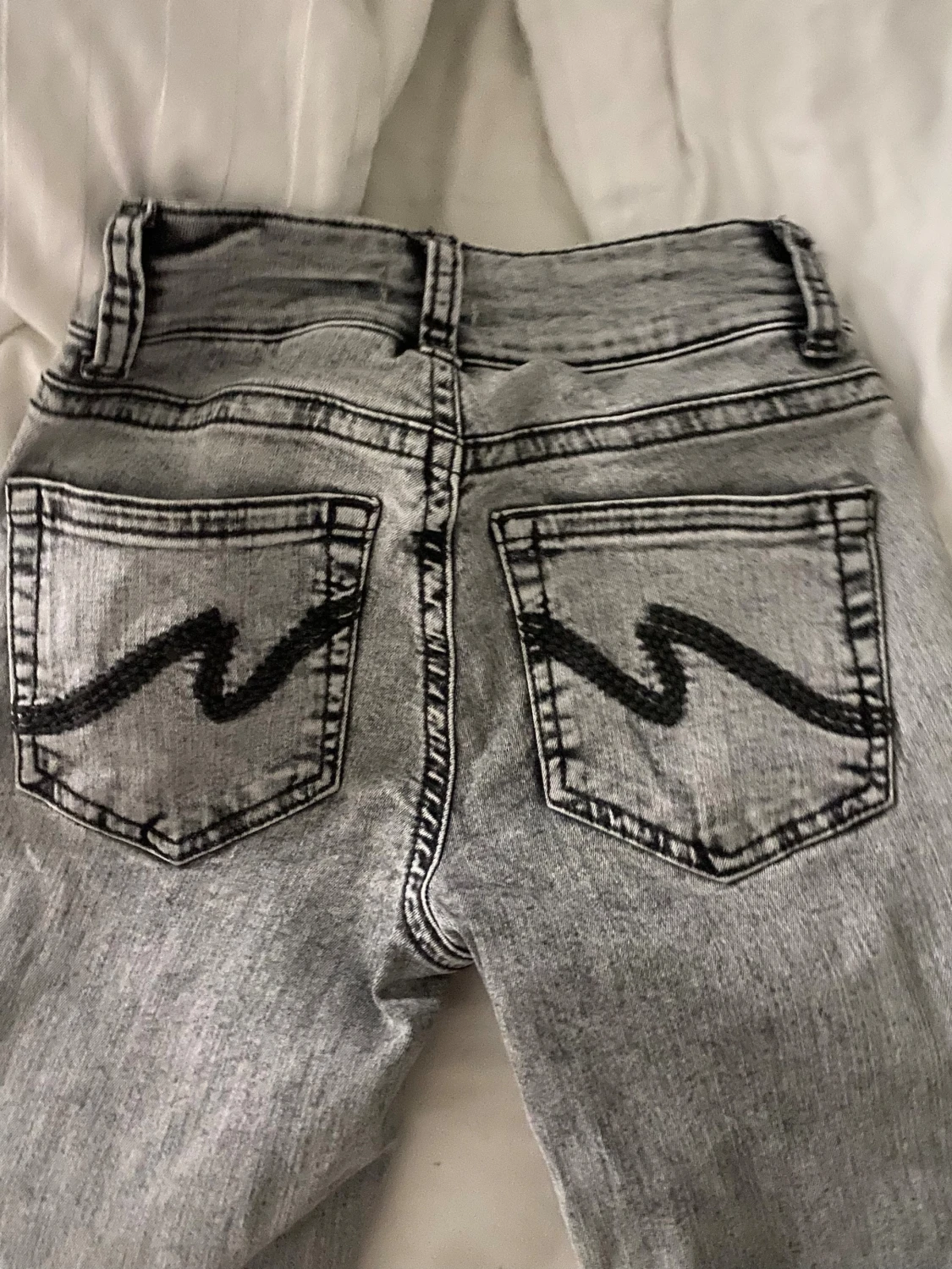 Grå jeans med svarta detaljer från Nelly