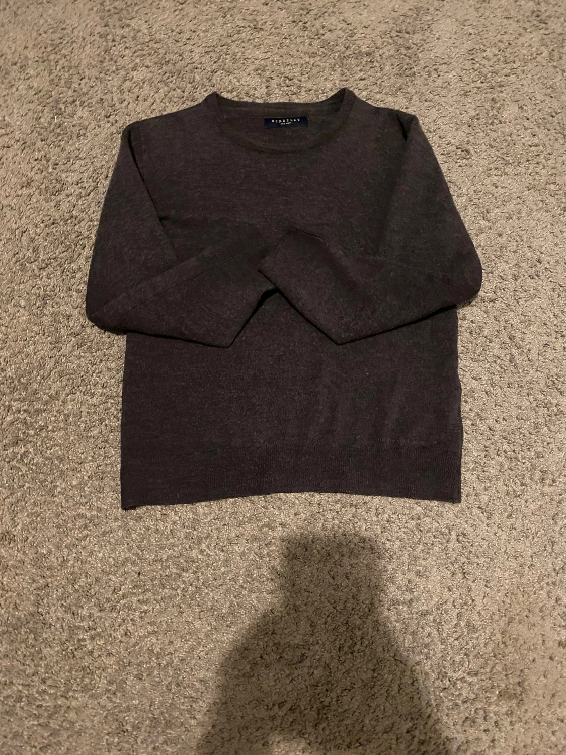 Mörkgrå stickad tröja från Berkeley