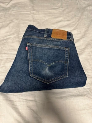 Levi's 501 Premium jeans blå W40 L34 - Jag säljer mina 501 jeans för dom inte passar längre, dom är väll använda men dom är ett par sjysta jeans. Dom är i storlek W40 L34