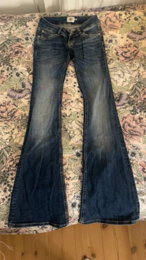 Lågmidjade flare jeans ”blaze” - Populära ”blaze” jeans från Lager 157. Använda få gånger. Har slitits litegrann vid fötterna på baksidan(se sista bilderna) då de var för långa på mig, men märks inte så tydligt när de är på. Storlek XS short. Pris kan diskuteras💕