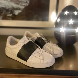 Valentino Open skor - Valentino Open skor👟Storlek: 40, Skick: 8/10, Äkthetscertifikat finns och kom privat för bild på det, Inga priser är hugget i sten, Fraktar alltid inom 24h efter köp🚚