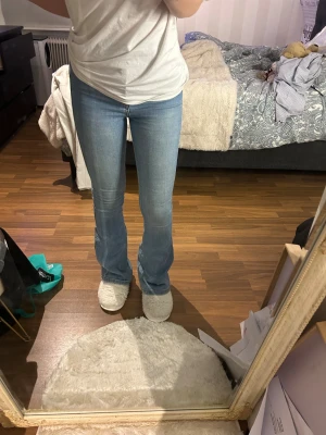 Bootcut jeans från Dr Denim - Säljer ett par snygga bootcut jeans från Dr Denim i ljusblå tvätt. Knappt använda och är i mycket bra skick! Är dock osäker på storleken då det ej står men de passar mig som är 1.63💙