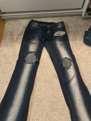 Håliga jeans från weekday - Egengjorda hål, syns lite rosa från pennan på knäna men inte synlig när de väl är på. Välanvända men snygga. Dom e i strl 32/34 så skulle säga m/l