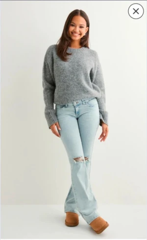 Bootcut ljusblå jeans från Nelly - Snygga ljusblå jeans från Nelly .Dem har lite slitningar men inget som syns (se bild). Pris kan diskuteras ❤️