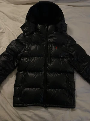 Ralph lauren vinterjacka - Säljer min Ralph lauren dun jacka i nyskick finns inga defekter. Nypris 6600kr! Storlek S kan passa M också. Självklart äkta.
