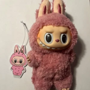 Pop Mart Labubu Lychee fint skick  - Labubu Lychee / Rosa. Ingen låda eller kort.