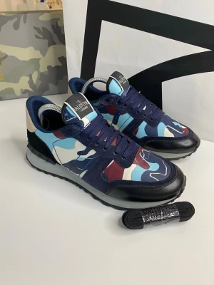 Valentino Rockrunner Skor - Tja, säljer dessa Valentino Rockrunner Skor i 9/10 skick, nypris ca 5499kr, säljer för endast 2399kr, använd i ca 4 månader, du får med extra snören, priset är ej hugget i sten, vid frågor eller funderingar skicka Pm 📩 // Mvh HamWear