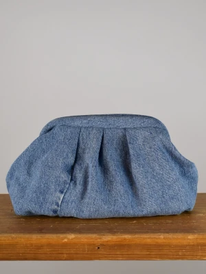 Clutchväska  - Clutchväska, perfekt till fest och vardag.  Denna väskan är gjord av blått jeans på utsidan och grått möbeltyg på insidan.  Innuti finns en ficka där du kan lägga småsaker och du stänger enkelt med clutch ramen.  Clutchram ca 18cm bredd, bredd nertill ca 25cm, höjd ca 15cm. 