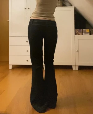 Massimo Lågmidjade jeans - Midjemått: cm, Innebenslängd: 82cm                  Jeansen är sydda i grenen och midjan för passformen. Knappt använda. Har inga defekter