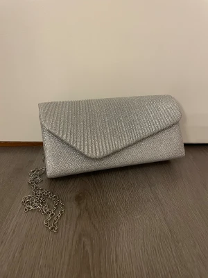 Balväska  - Säljer nu min jättefina väska jag hade på min bal. Perfekt nu till nyår eller till din egen bal🥰 Pris går självklart att diskuteras!