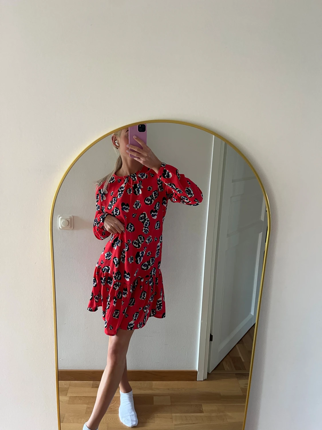 Röd blommig kortklänning