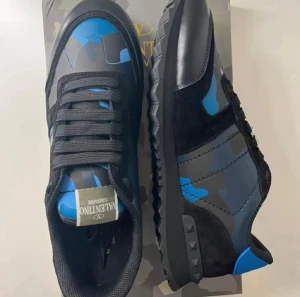 Valentino rockrunners - Helt nya | riktig snygga och passar nu till vintern | stl 44 | box och dustbag medföljes | mvh, M12