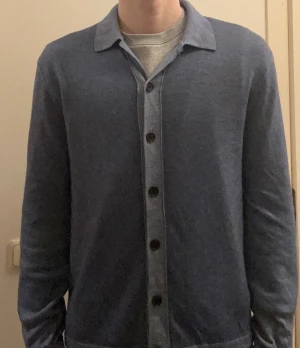 Tiger of sweden cardigan - Hej, säljer dena cardigan från tiger of sweden! Materialet är merinoull och den är använd 1 gång så skicket är 10/10! Nypris är 2500kr och mitt pris är 799kr hör av dig vid frågor eller funderingar!