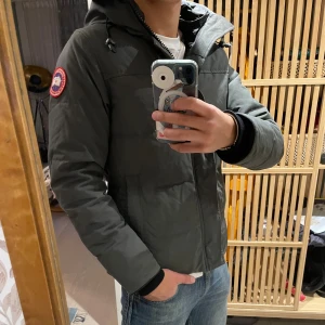 Canada Goose McMillan - Säljer nu min gråa Canada Goose McMillan jacka i storlek xs. Canada Goose är lite större i storlekarna så skulle säga att den passar som en S (kan skicka mått om det behövs). Jackan är självklart äkta, kan skicka bild på alla lappar på insidan om det behövs. Den har blivit lite sliten under armarna och skulle kanske må bra av en kemtvätt, därav det låga priset. Det är bara att höra av sig vid minsta lilla!