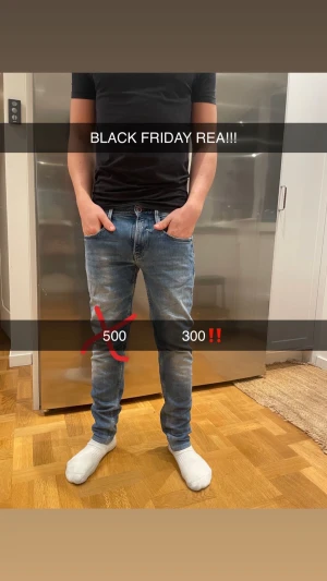 Replay ljusblå jeans slim fit - Säljer ett par snygga Replay anbass jeans i ljusblå tvätt med klassisk femficksdesign och Replay-logga på fickan. Jeansen har slim passform, normal midja och är tillverkade i mjukt jeanstyg. Perfekt för dig som gillar stilrena och moderna jeans. PS modellen på bilden är 173cm lång. Slå bara en pling 🛎️ kring några funderingar.