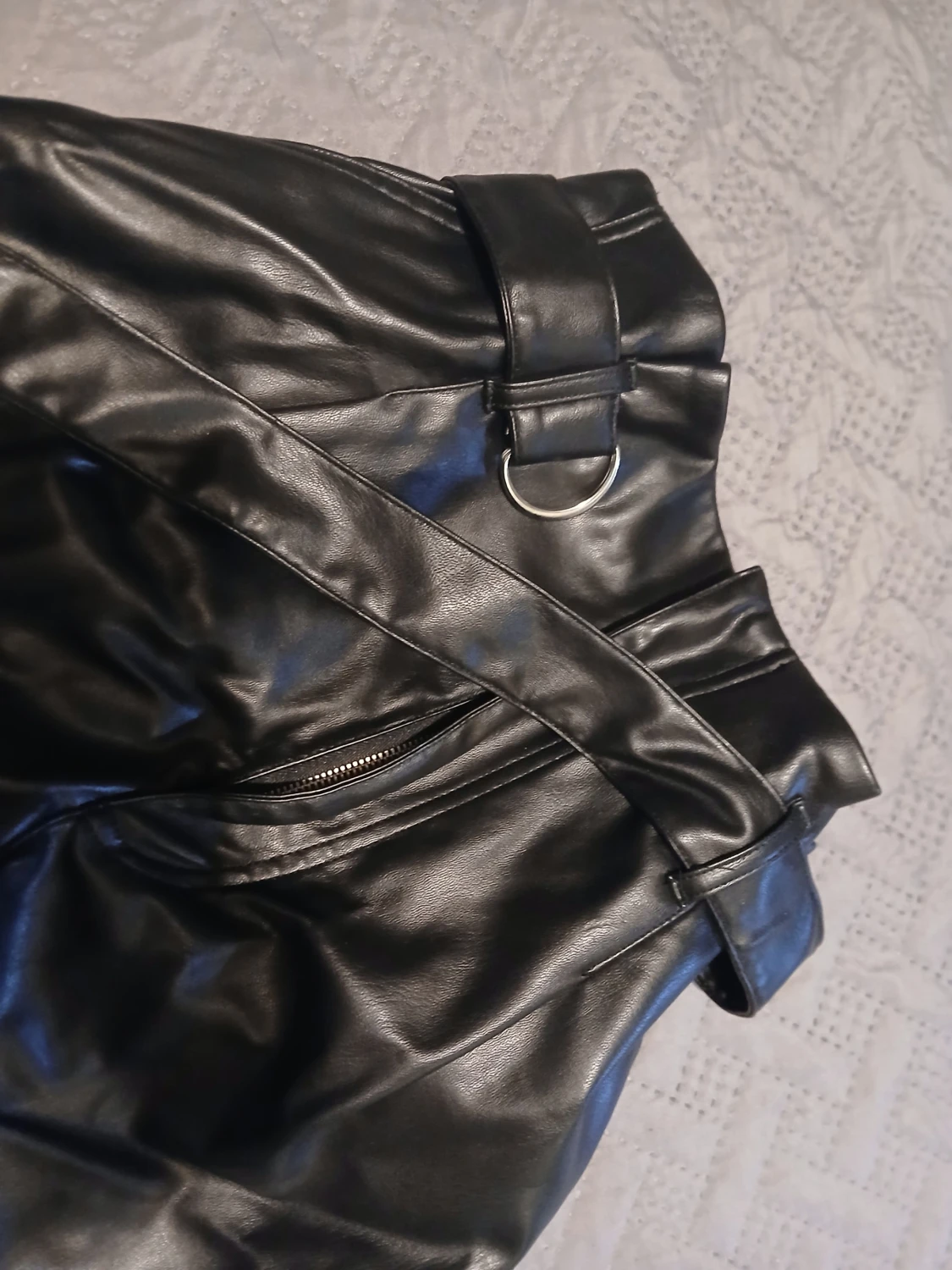 Svarta skinnshorts från H&M Divided - 2