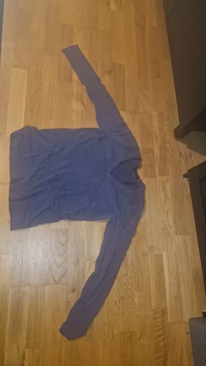 Marinblå/lila v-ringad tröja Mango i storlek large - Snygg marinblå/lila v-ringad tröja från Mango Basics. Tröjan har lång ärm och är tillverkad i ett mjukt material som känns skönt mot huden. Perfekt för dig som gillar enkel och stilren design med en klassisk passform.