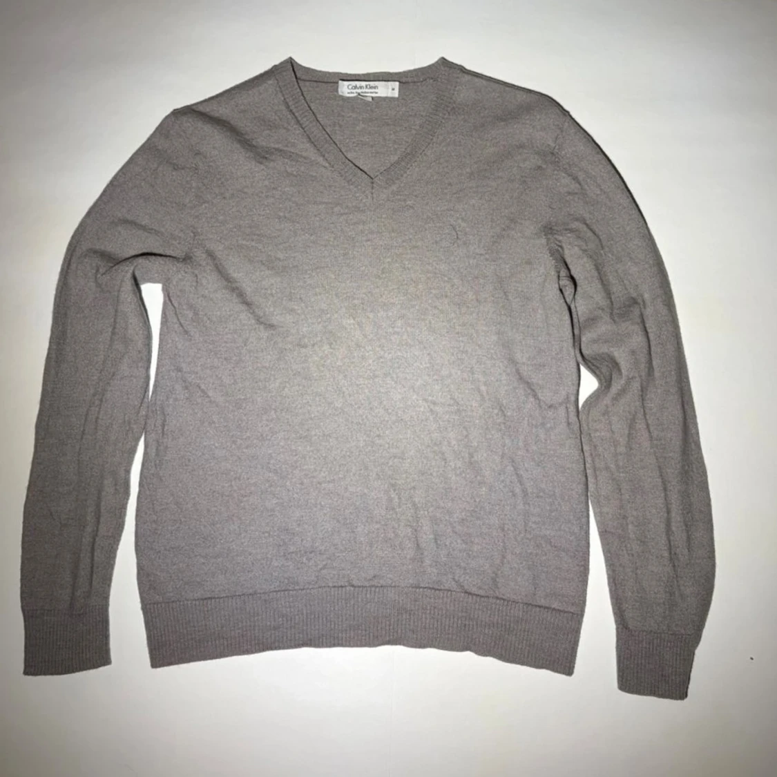 Beige v-ringad tröja från Calvin Klein