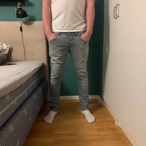 Dondup George - Tja, säljer mina fina Dondup george i färgen ljusblå/grå, strl 35 men passar även 34!                                                           Ställ vilka som helst frågor och funderingar.           kanske en perfekt julklapp!    Priset är inte hugget i sten 