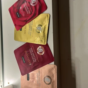 Sence Face Sheet Mask 4-pack - Fyra olika face sheet masks från Sence: Bloom (röd, uppfriskande med vanilj och amber), Secret (gul, närande med päron och blommig doft), Elegance (mörkröd, återfuktande med jasmin och cederträ), Blush (ljusrosa, lugnande med ros och blomdoft). Perfekt för dig som vill boosta din hudvårdsrutin. Alla för 60kr