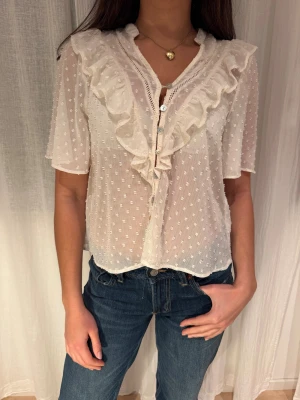 Vit spets blus - Grnomskinlig cremefärgad blus från Zara! Köpt för 329 kr för nåt år sedan. Använd kanske 2-3 gånger.