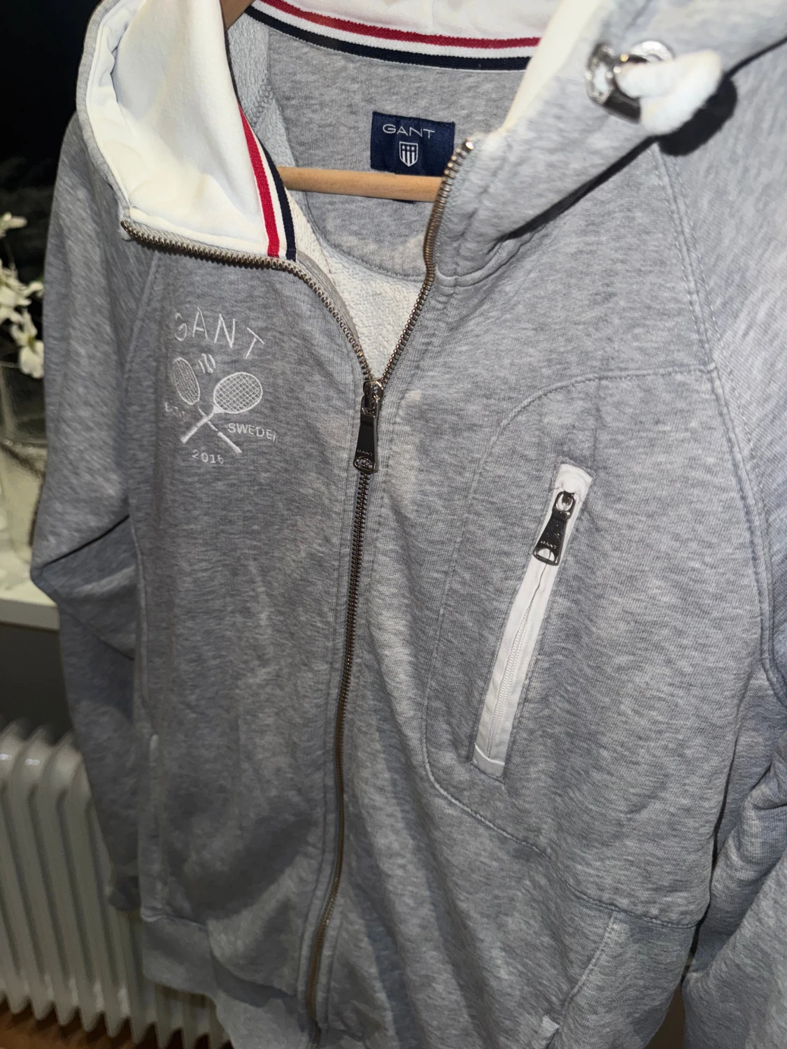 Grå hoodie från GANT med dragkedja - 2