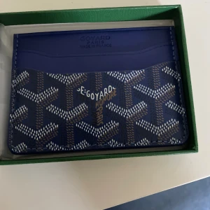 Goy4rd cardholder - En riktig snygg plånbok ifrån goy4rd (får ej skriva riktiga namnet av nån anledning) passar perfekt till dig som vill ha det där lilla extra till outfiten, perfekt skick och mitt pris ligger på 399 men det går att diskuteras! Kom med frågor om du undrar något!🤩