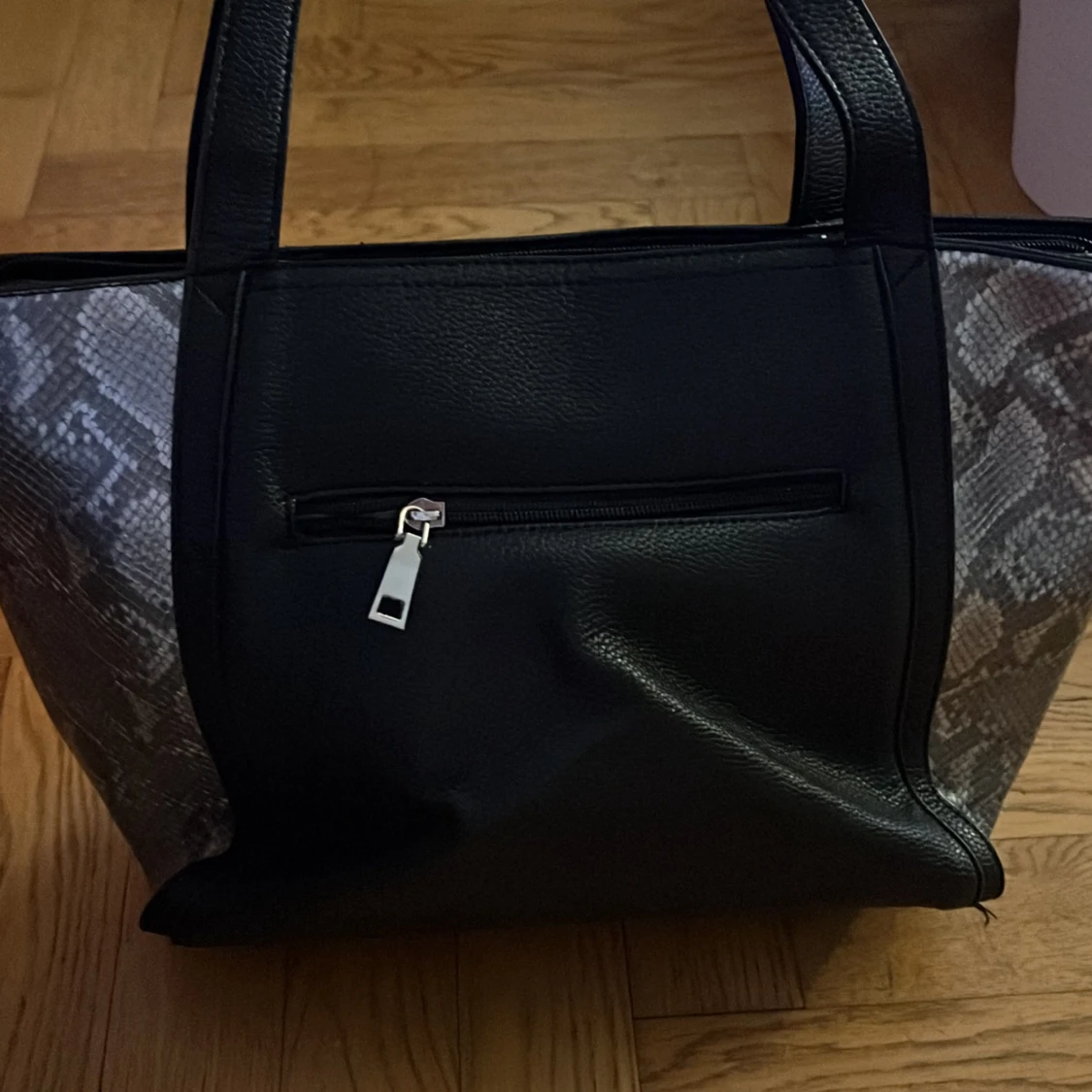 Svart handväska med ormmönster - 1