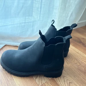 Svarta boots - Svarta boots från Skopunkten, helt nya och aldrig använda. Storlek 39.
