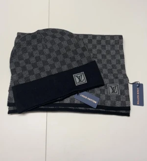 Lv Set Mössa + Halsduk - Säljer ett helt nytt set halsduk + mössa, aldrig använd. Storlek One size. Snabb frakt fraktas inom 24h efter köp. Kan härmas i Haninge, skriv gärna vid fler frågor.