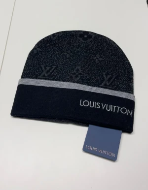 Lv Mössa - Säljer en helt ny mössa, aldrig använd. Storlek One size. Snabb frakt fraktas inom 24h efter köp. Kan härmas i Haninge, skriv gärna vid fler frågor.
