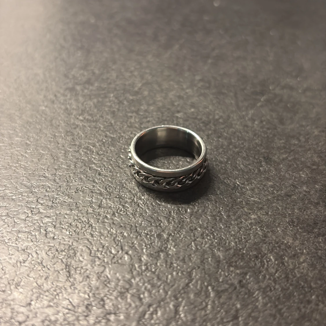 Silverfärgad ring med kedjedetalj