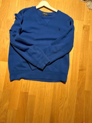 Blå raplh lauren tröja strl 158-164 - Blå fin tröja från polo raplh lauren. Sällan använd. Gott skick. Snabb leverans. Perfekt för en chill och stilren look.