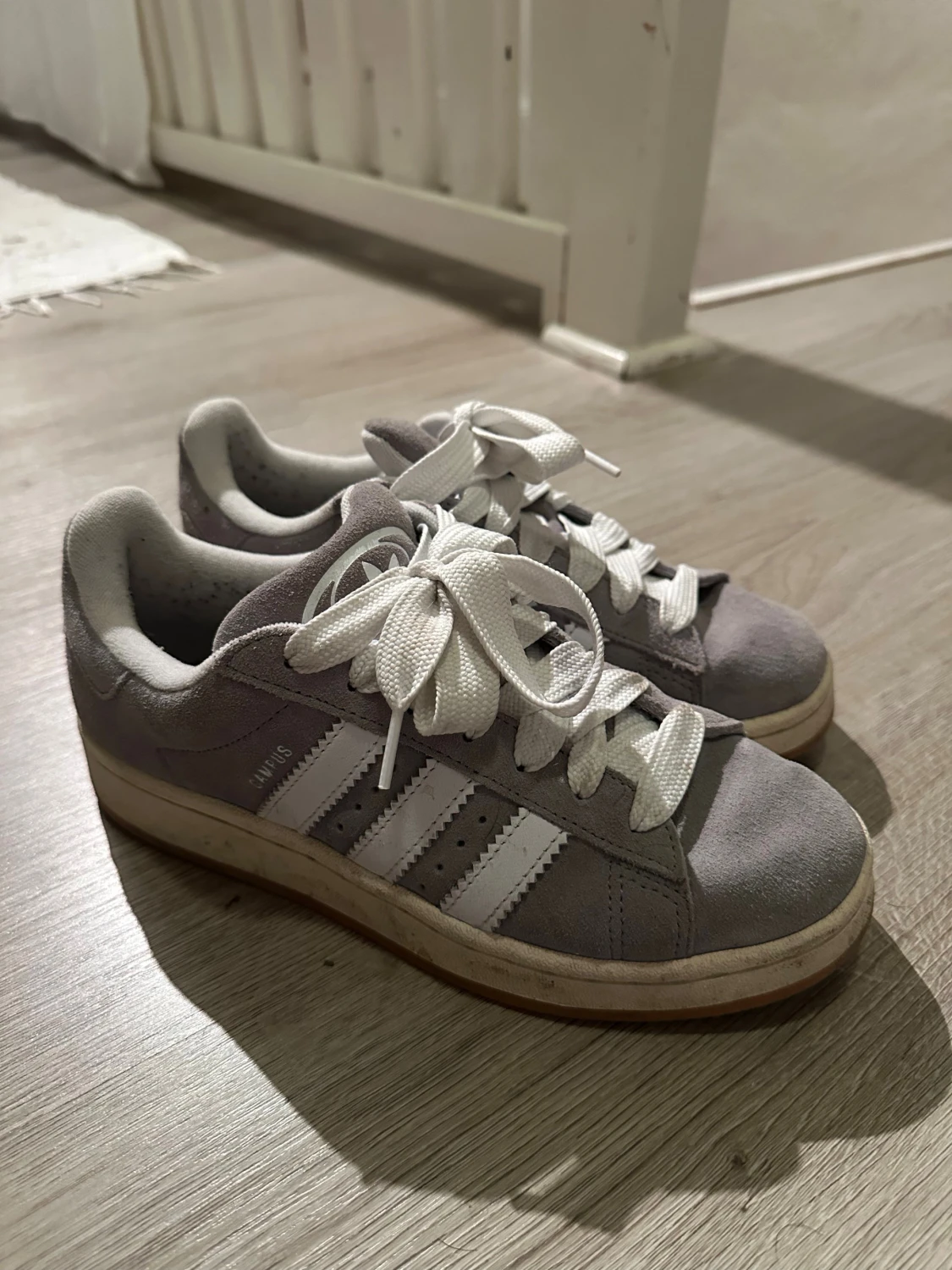 Grå Adidas Campus sneakers strl 39