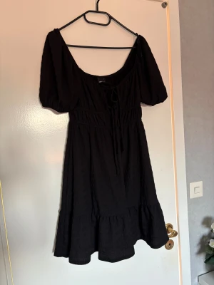 Svart klänning - Säljer min svarta klänning med snörning fram till från Gina Tricot i stl S🤍 Använd ett fåtal gånger