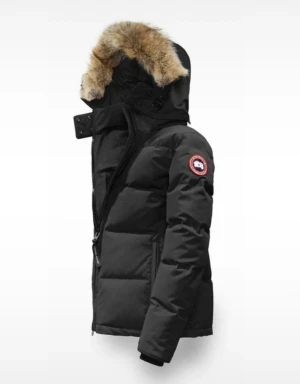 Svart dunjacka från Canada Goose - Säljer en svart dunjacka från Canada Goose med ikonisk patch på ärmen och stor huva med pälsdetalj. Jackan har lång ärm, dragkedja och är perfekt för kalla vinterdagar. Snygg och funktionell design som håller dig varm hela säsongen. A- Kopiering 